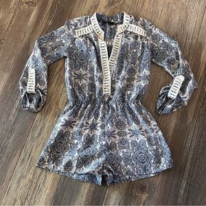 Romeo +Juliet couture romper shorts paisley blue cream women's Small